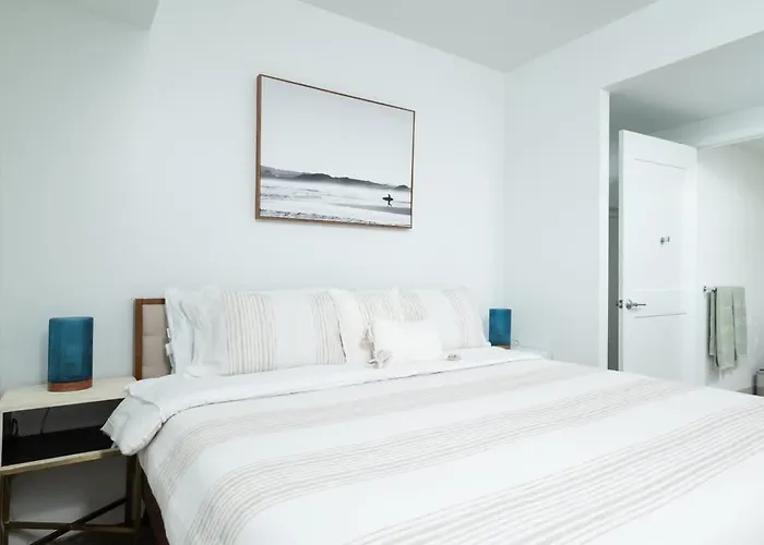 Central Serene Penthouse W King Bed Gym Parking